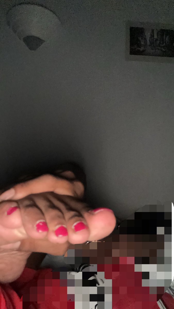 HijbeQueen's tweet photo. Mes orteils au fond de ta gorge ou le café que je prépare ta femme ?? même pas essayer de réfléchir te voilà déjà entrain de préparer ta cb pour tout me donner  c’est ton rôle de me servir  pvte a fric au pied de la reine sombre chi€nne #paypig #moneyslave #findom https://t.co/PFHkkBxBtq