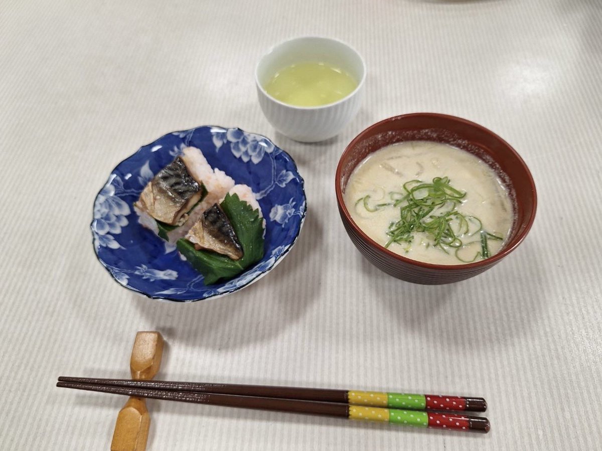 akiyama_hp's tweet photo. リカバリーキッチンを行いました🍴
今回は「コンビニ飯の選び方」
普段お買い物をする時に食品の裏をみていますか？
栄養成分を意識してお買い物をすることは
健康な食生活の第一歩になります
今回はコンビニやスーパーの食材で簡単にできるメニューとしてさばの押し寿司と豆乳坦々スープを作成！ https://t.co/iIwtO8T9to