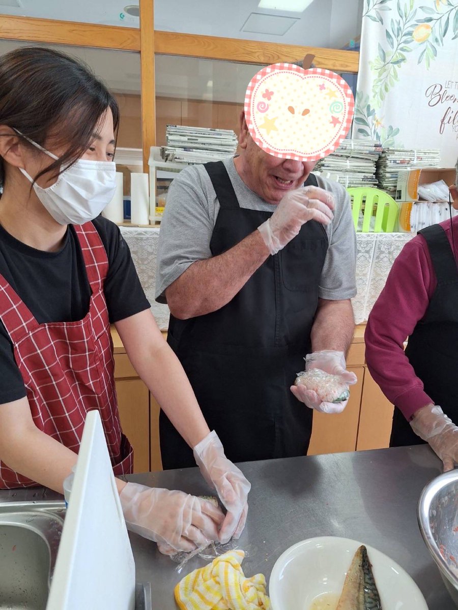 akiyama_hp's tweet photo. リカバリーキッチンを行いました🍴
今回は「コンビニ飯の選び方」
普段お買い物をする時に食品の裏をみていますか？
栄養成分を意識してお買い物をすることは
健康な食生活の第一歩になります
今回はコンビニやスーパーの食材で簡単にできるメニューとしてさばの押し寿司と豆乳坦々スープを作成！ https://t.co/iIwtO8T9to