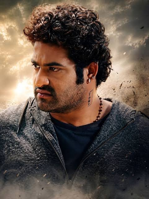 HanuNews's tweet photo. 15 YEARS for #OOSERAVELLI. @tarak9999

రిలీజ్ కి ముందే నెగెటివ్ రిపోర్ట్స్ ఇండస్ట్రీ లో. 
రిలీజ్ అయ్యాక మార్నింగ్ షో కే డిజాస్టర్ రిపోర్ట్స్. 
2nd half కి ఫ్యాన్స్ కే మైండ్ పోయినంత పని.. ఇదేం సినిమా రా, ఇలా తీసారు..అని.. 

అవి ఏమీ కూడా సినిమా ఓపెనింగ్ ను ఆపలేక పోయాయి. 

AP/TG లో Day 1 రికార్డు. 7.5 Cr share 🔥
7/8 ఏరియా ల లో మొట్ట మొదటి సారిగా డే 1 రికార్డు కొట్టిన సినిమా. అప్పటి దాకా 5/8, 6/8 ఏరియా ల లో మాత్రమే రికార్డులు ఉండేవి. అలాంటిది ఈ సినిమా 7/8 ఏరియా ల లో డే 1 రికార్డు సృష్టించింది.  తర్వాత ఈ సినిమా రికార్డును బాహుబలి కొట్టింది ( 8/8 ) ఏరియాస్.