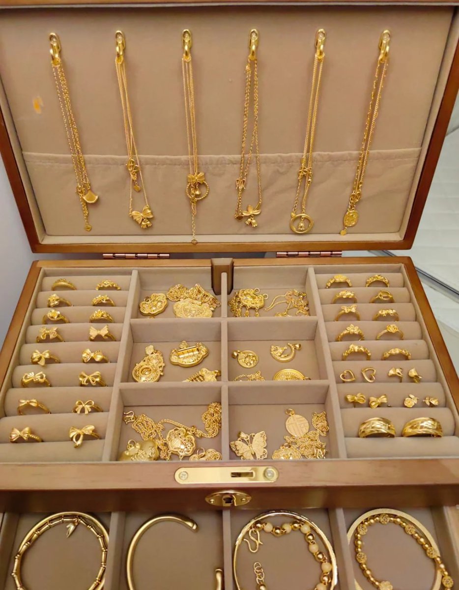 1QEmmaWatson's tweet photo. Take a look at my jewelry collection! https://t.co/aTAUi3RQ1w