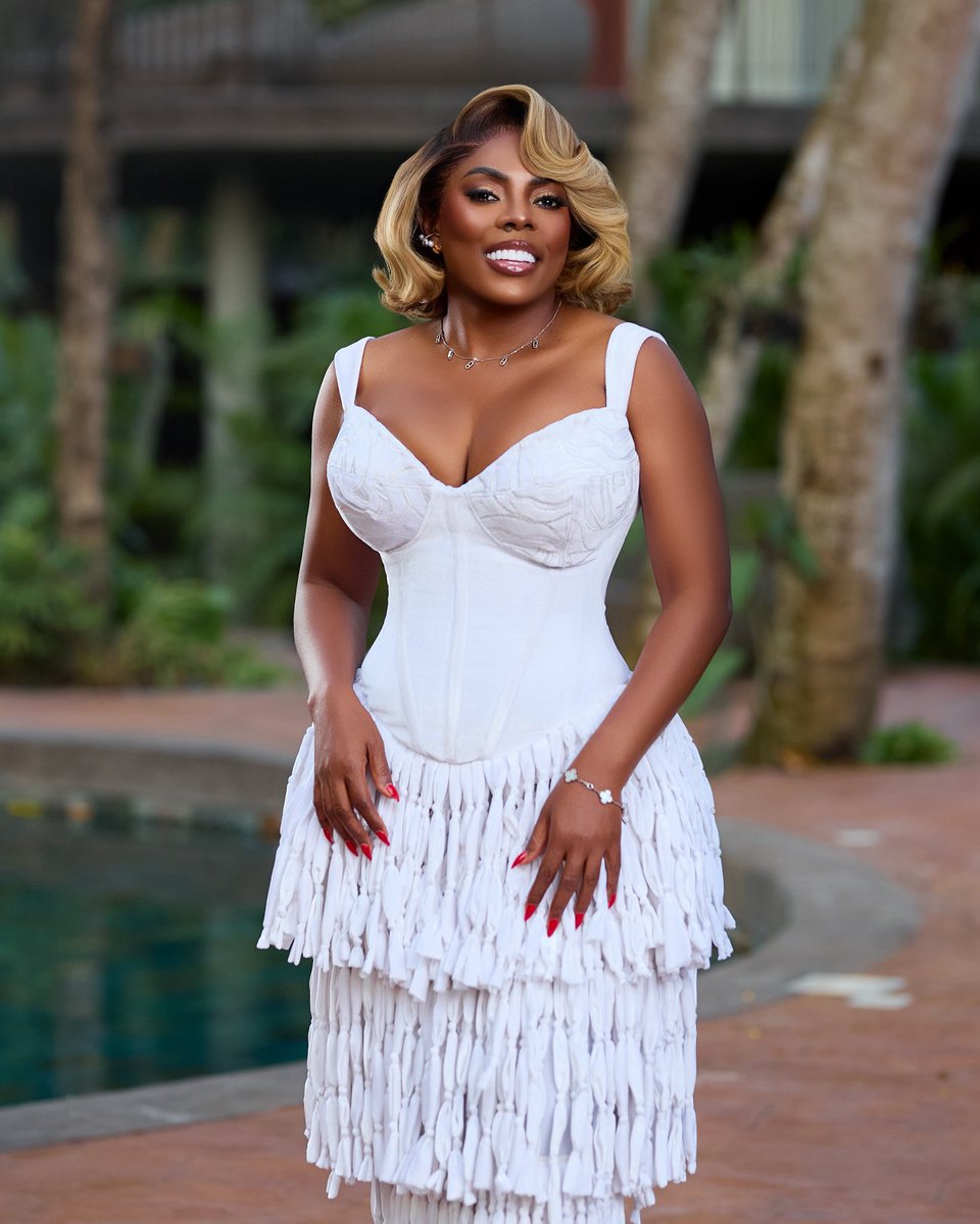 thenanaaba's tweet photo. Meet the Amara dress from Oryn by Sima Brew 🤍🥰

Location: Ahyiresu Farmhouse Resort in the Eastern Region of Ghana ❤️

Have a lovely day https://t.co/vdr6DrGEAn