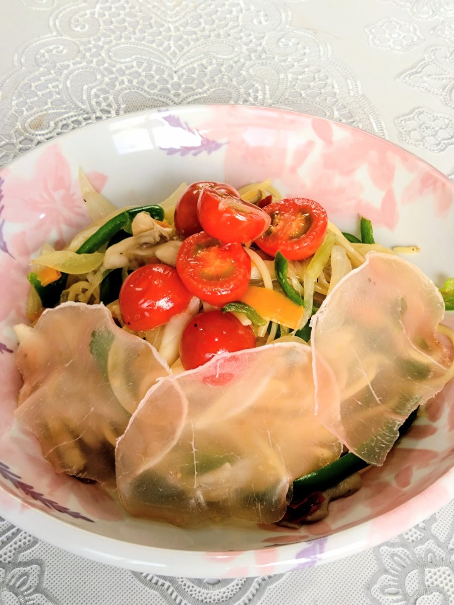 JJ9014meal's tweet photo. ☀お昼ご飯☀
たっぷり野菜のペペロンチーノ
生ハム添え
トマトを加熱するとぐっと旨味が増しますね

#おうちごはん https://t.co/gSN4vHSSsm