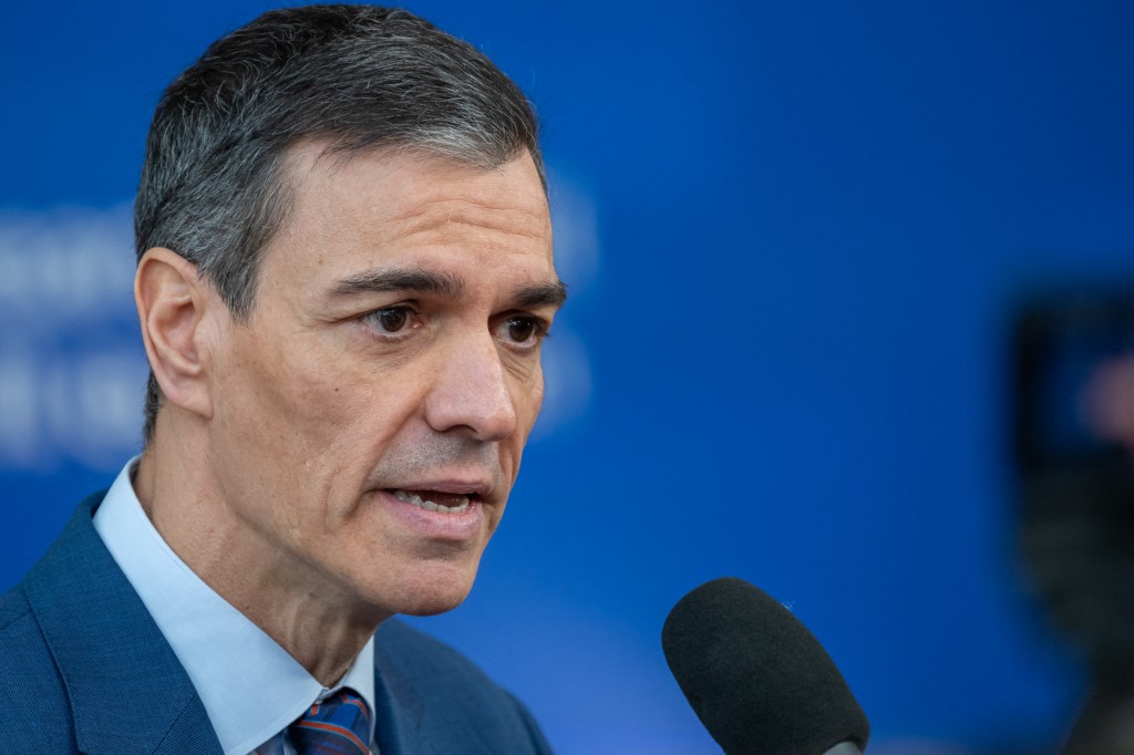 ElNacionalWeb's tweet photo. 🗳️ El adelanto electoral de Pedro Sánchez, un intento de contener el desgaste del PSOE

Ante el cerco judicial, la crisis por el acceso a la vivienda y el desgaste económico, el presidente optó por convocar elecciones en España 🇪🇸 para intentar contener el colapso de su gobierno. 🏛️

Para el periodista español José Javier Esparza, la estrategia del PSOE es movilizar la base social de la izquierda y, de alguna manera, rescatar a su militancia avergonzada por la acumulación de casos de corrupción y la crisis en Ceuta.

✍️ Por @alianaabadi

🔗 Lea más en https://t.co/vF7C3Ti6iG
