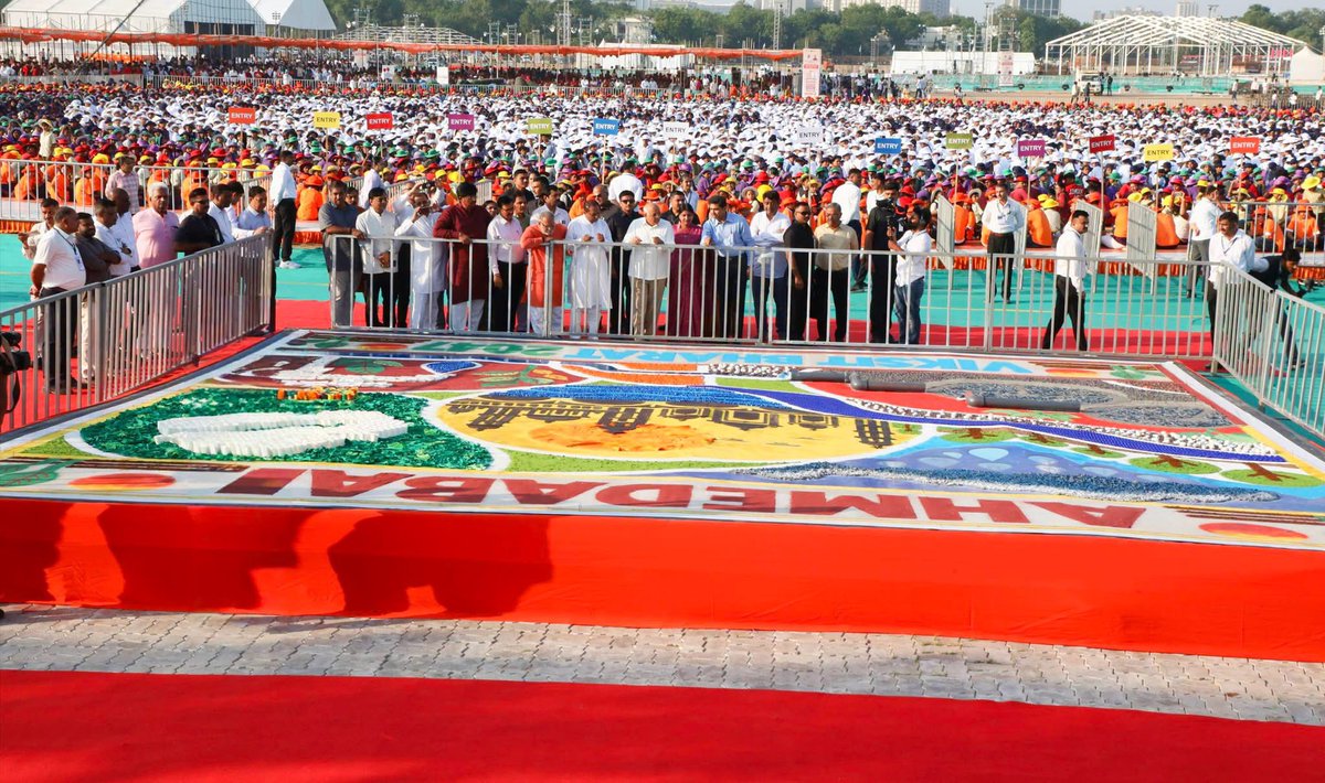 patelrumit7's tweet photo. માનનીય વડાપ્રધાન શ્રી Narendra Modi જી ના જનસેવા, સુશાસન અને સમર્પણનાં ૨૫ ગૌરવવંતાં વર્ષ નિમિત્તે આયોજિત “સેવાના રંગ, રાષ્ટ્રના સંગ”અન્વયે “સેવા સંકલ્પ અભિયાન” અંતર્ગત માનવ આકૃતિ (રંગોળી)ની ભવ્ય રચના કરવામાં આવી.

આ પ્રસંગે માનનીય મુખ્યમંત્રી શ્રી Bhupendra Patel,ઉપસ્થિત રહ્યા https://t.co/b0xm0rccGo