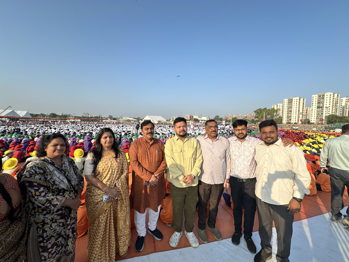 patelrumit7's tweet photo. માનનીય વડાપ્રધાન શ્રી Narendra Modi જી ના જનસેવા, સુશાસન અને સમર્પણનાં ૨૫ ગૌરવવંતાં વર્ષ નિમિત્તે આયોજિત “સેવાના રંગ, રાષ્ટ્રના સંગ”અન્વયે “સેવા સંકલ્પ અભિયાન” અંતર્ગત માનવ આકૃતિ (રંગોળી)ની ભવ્ય રચના કરવામાં આવી.

આ પ્રસંગે માનનીય મુખ્યમંત્રી શ્રી Bhupendra Patel,ઉપસ્થિત રહ્યા https://t.co/b0xm0rccGo