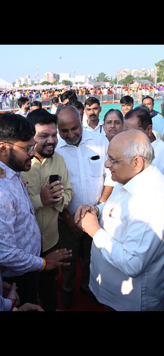 patelrumit7's tweet photo. માનનીય વડાપ્રધાન શ્રી Narendra Modi જી ના જનસેવા, સુશાસન અને સમર્પણનાં ૨૫ ગૌરવવંતાં વર્ષ નિમિત્તે આયોજિત “સેવાના રંગ, રાષ્ટ્રના સંગ”અન્વયે “સેવા સંકલ્પ અભિયાન” અંતર્ગત માનવ આકૃતિ (રંગોળી)ની ભવ્ય રચના કરવામાં આવી.

આ પ્રસંગે માનનીય મુખ્યમંત્રી શ્રી Bhupendra Patel,ઉપસ્થિત રહ્યા https://t.co/b0xm0rccGo