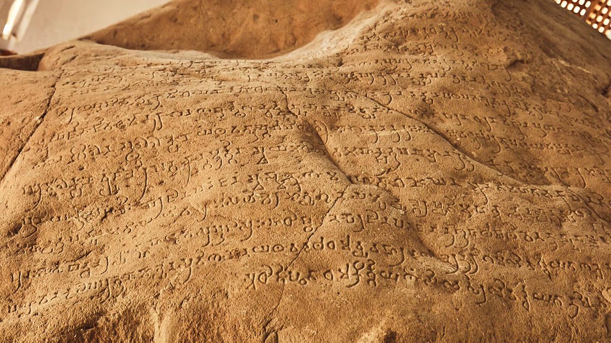 Agnimitram_'s tweet photo. The Girnar Hill inscription at Junagadh, Gujarat, dates to c. 150 CE and bears inscriptions of Ashoka, Rudradaman I, and Skandagupta. Pusyagupta, governor of Chandragupta Maurya, built the dam of Sudarsana Lake. During the reign of Ashoka, the Yavana official Tusapha added canals and other hydraulic works to the lake.

Rudradaman I’s Junagadh inscription (c. 150 CE) records the repair and restoration of the Sudarshana Lake, an important irrigation reservoir built during the Mauryan period. It praises his achievements and mentions his control over parts of Malwa, Gujarat, Sindh and western Maharashtra, as well as Girinagara (Junagadh) and Urjayat (Girnar).

The Junagadh (Girnar) Inscription of Skandagupta, Skandagupta restored the Sudarshana Lake, built two temples, and celebrated his victory over the Hunas.