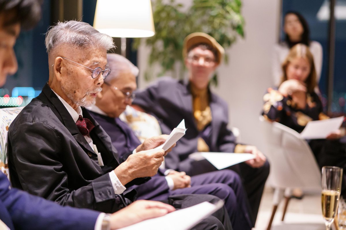 EmbSweTokyo's tweet photo. スウェーデン大使館で、2025年のチカダ賞（Cikada Prize）を受賞した���人・高橋睦郎さんをお祝いする式典を開きました🇯🇵🇸🇪

高橋睦郎さんは、数十年にわたって日本の現代文学を豊かにしてきました。約30冊の詩集を発表し、短歌や俳句、散文、エッセイなど、幅広い表現に取り組んでいます👏

チカダ賞は、スウェーデンのノーベル文学賞受賞者ハリー・マーティンソンの生誕100年を記念して、2004年に創設された、「生命の尊厳を守る」詩を紡ぐ東アジアの詩人に贈られる賞です。

受賞を心よりお祝い申し上げます✨
📷Tomohiro Ohsumi