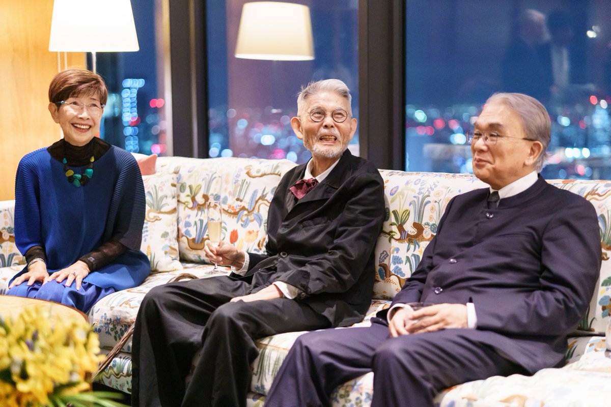 EmbSweTokyo's tweet photo. スウェーデン大使館で、2025年のチカダ賞（Cikada Prize）を受賞した���人・高橋睦郎さんをお祝いする式典を開きました🇯🇵🇸🇪

高橋睦郎さんは、数十年にわたって日本の現代文学を豊かにしてきました。約30冊の詩集を発表し、短歌や俳句、散文、エッセイなど、幅広い表現に取り組んでいます👏

チカダ賞は、スウェーデンのノーベル文学賞受賞者ハリー・マーティンソンの生誕100年を記念して、2004年に創設された、「生命の尊厳を守る」詩を紡ぐ東アジアの詩人に贈られる賞です。

受賞を心よりお祝い申し上げます✨
📷Tomohiro Ohsumi
