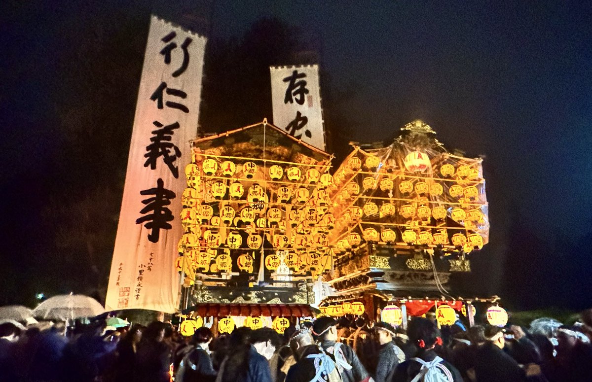 LqDml's tweet photo. 令和8年9月26日
長野県松本市波田
諏訪神社例大祭 宵宮
17時から、提灯で飾られた下波田と中郷の2台の舞台（ブテン）が町内を巡行。交差点では氏子総代の挨拶が行われ、その後、神社へ向かいました。
鳥居前には2台の舞台が並び提灯に彩られた迫力ある光景が広がりました。祭りの熱気を感じました。 https://t.co/oawalptlIq