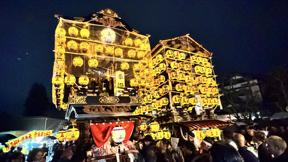 LqDml's tweet photo. 令和8年9月26日
長野県松本市波田
諏訪神社例大祭 宵宮
17時から、提灯で飾られた下波田と中郷の2台の舞台（ブテン）が町内を巡行。交差点では氏子総代の挨拶が行われ、その後、神社へ向かいました。
鳥居前には2台の舞台が並び提灯に彩られた迫力ある光景が広がりました。祭りの熱気を感じました。 https://t.co/oawalptlIq