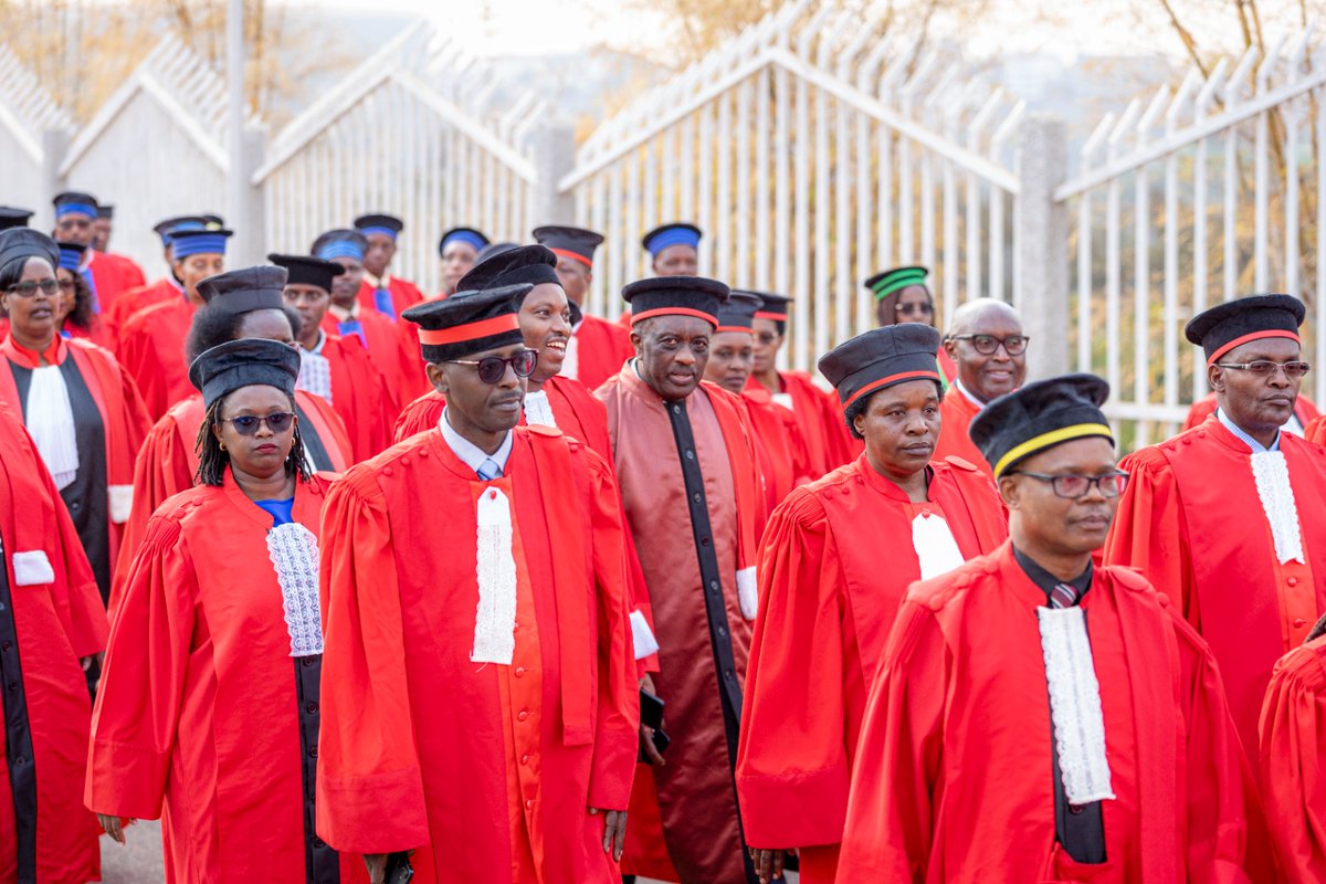 RwandaJudiciary's tweet photo. Ni ryari umucamaza ahabwa izina ry’icyubahiro?

Itegeko rigena sitati y’abacamanza n’abakozi b’inkiko ingingo ya 45 iteganya ko umucamanza ugiye mu kiruhuko cy’izabukuru amaze nibura 20 mu kazi k’ubucamanza yarakomeje kuba inyangamugayo ahabwa izina ry’icyubahiro. https://t.co/en05daqbdg