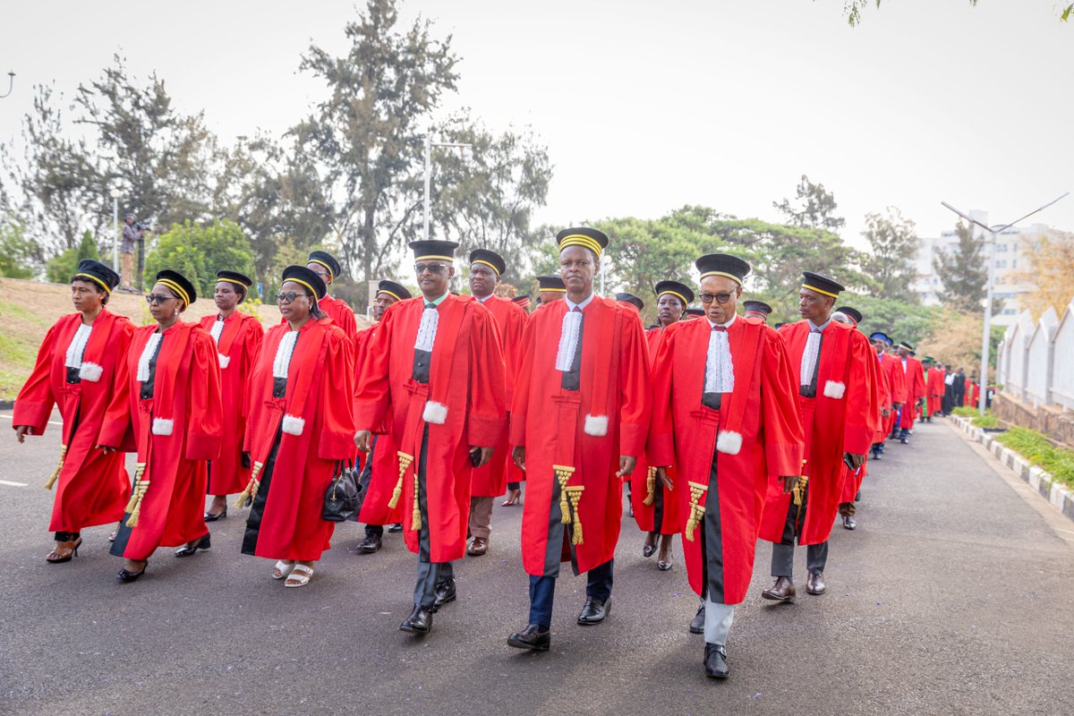 RwandaJudiciary's tweet photo. Ni ryari umucamaza ahabwa izina ry’icyubahiro?

Itegeko rigena sitati y’abacamanza n’abakozi b’inkiko ingingo ya 45 iteganya ko umucamanza ugiye mu kiruhuko cy’izabukuru amaze nibura 20 mu kazi k’ubucamanza yarakomeje kuba inyangamugayo ahabwa izina ry’icyubahiro. https://t.co/en05daqbdg
