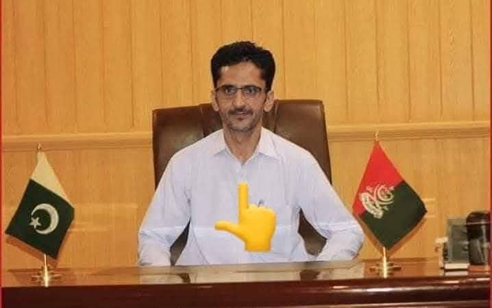 G_Hawk55's tweet photo. ‼️ بلوچستان کے ضلع قلات کے علاقے منگچر میں مسلح افراد نے خالق آباد کے ایس ایچ او علی اصغر نیچاری اور ان کے گارڈ محمد سلمان کو مبینہ طور پر اغوا کرلیا۔ ابتدائی اطلاعات کے مطابق دونوں اہلکاروں کو نامعلوم مقام پر منتقل کردیا گیا ہے، جبکہ ان کے موجودہ مقام اور صورتِ حال سے متعلق معلومات تاحال سامنے نہیں آسکیں۔ واقعے کی ذمہ داری بھی اب تک کسی گروہ نے قبول نہیں کی۔