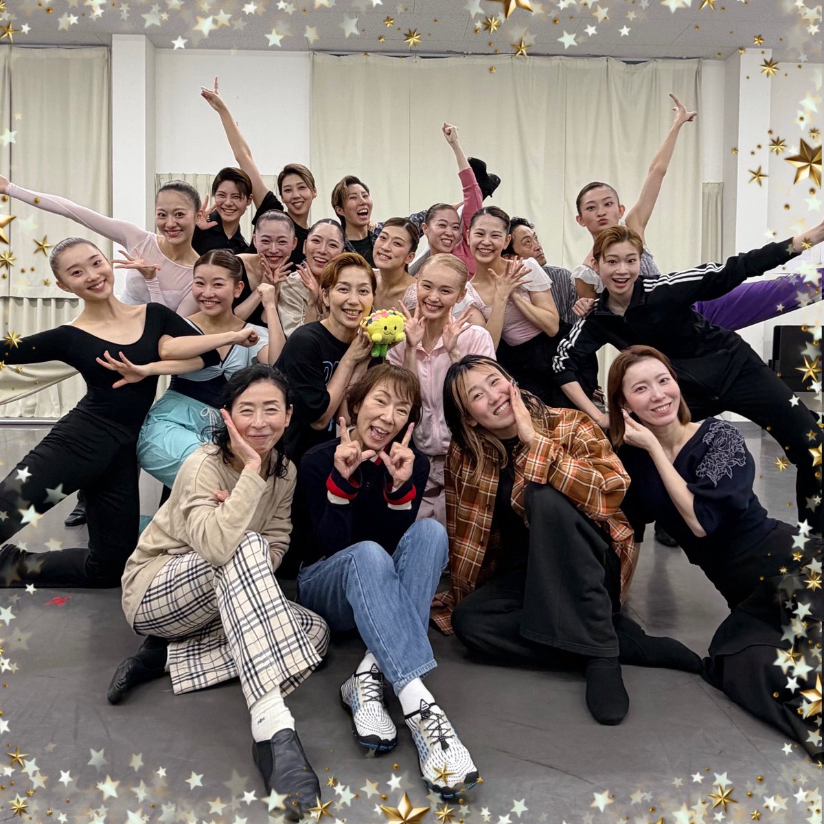 oskrevue's tweet photo. ✨Moon light~奏夜曲~✨🌙

大阪でのお稽古が無事にラストを迎えました！！
作・演出・振付の #麻咲梨乃 先生をはじめ、先生方と写真を撮っていただきました🎶

いよいよ武生入りです！✨
皆様に月と星の世界を楽しんでいただけますよう、心を込めてお届けします！！

劇場でお待ちしてます🙌🏻🌸

(出演者一同)

#OSK日本歌劇団
#たけふレビュー
#Moonlight
#華月奏