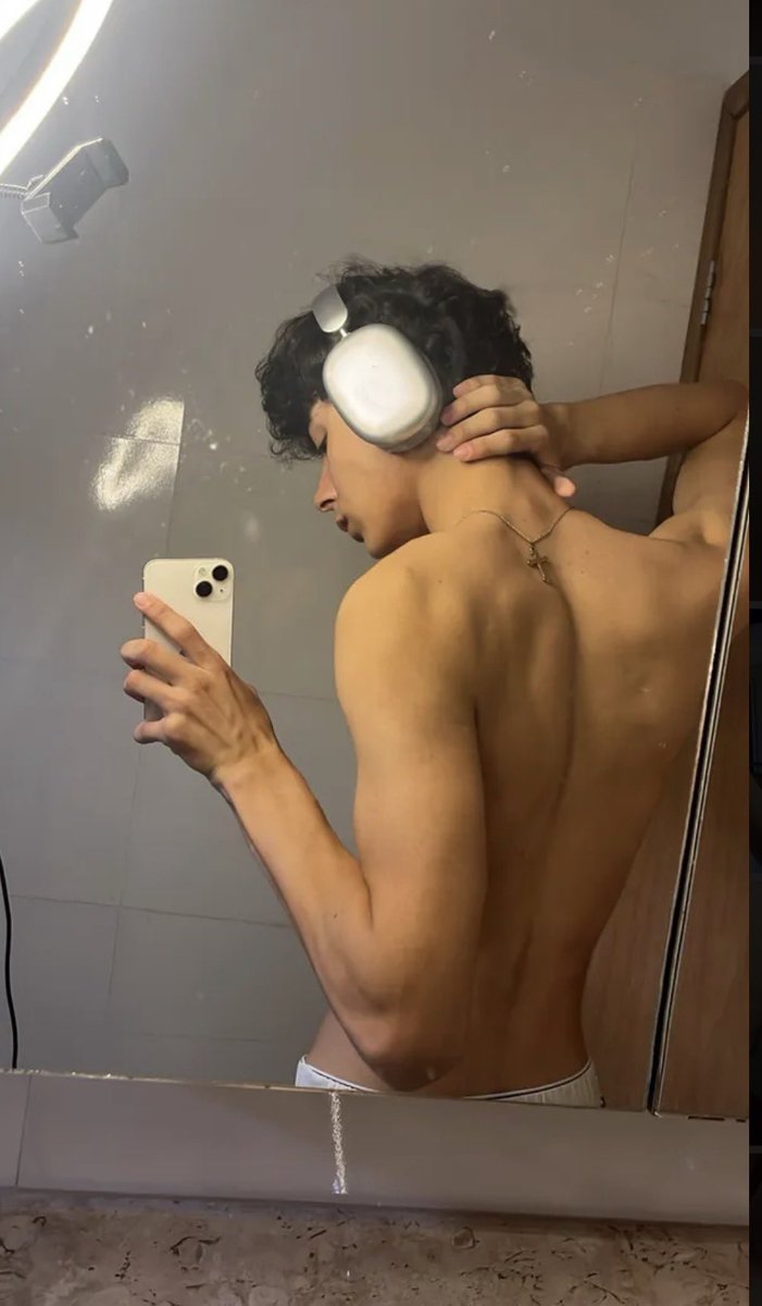 Leo08pxp's tweet photo. Who wants to talk ? I’m bored #nsfw #trade #gay #mlm https://t.co/UeEfF4Kwxf