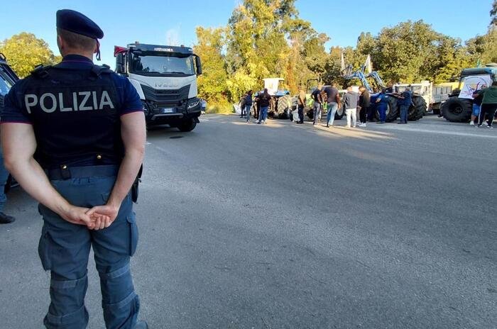 manginobrioches's tweet photo. Cara Giorgia, capisco che la lotta al #burqa sia fondamentale, ma un minuto per pensare (e magari dire alla Rai nazionale di fare un servizio, anche piccolo) alla protesta di #agricoltori e #autotrasportatori in #Calabria, che va avanti da giorni, lo puoi trovare? Grazie. https://t.co/l4hLf5vmX3