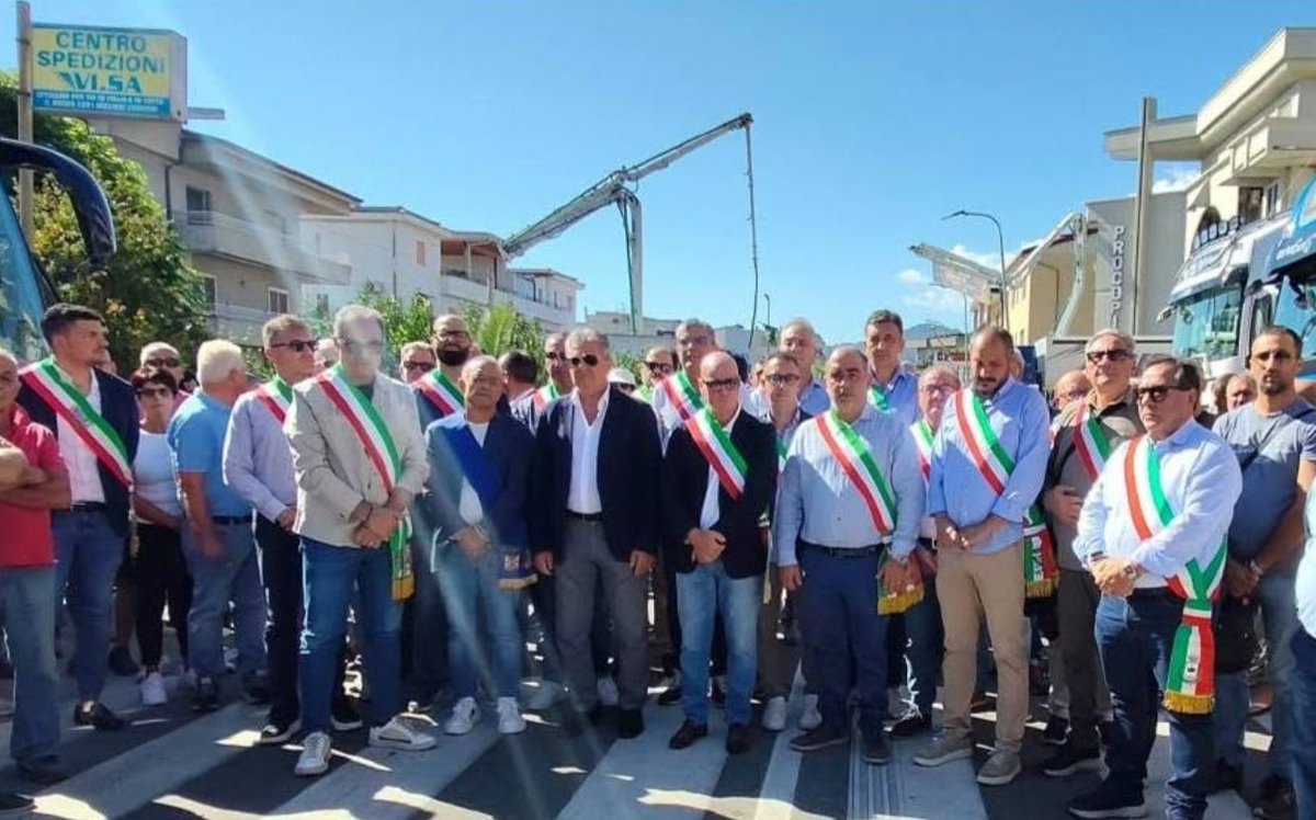 manginobrioches's tweet photo. Cara Giorgia, capisco che la lotta al #burqa sia fondamentale, ma un minuto per pensare (e magari dire alla Rai nazionale di fare un servizio, anche piccolo) alla protesta di #agricoltori e #autotrasportatori in #Calabria, che va avanti da giorni, lo puoi trovare? Grazie. https://t.co/l4hLf5vmX3