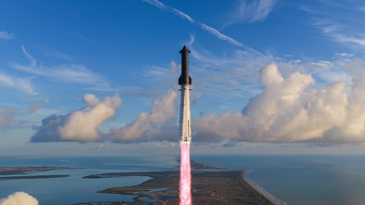 wolverheeheeine's tweet photo. @SpaceX 这几张好震撼，哪张做壁纸更好看呢
各位X上艺术家们
选哪张？ ？？纠结…😐 https://t.co/7mu3I9xN99