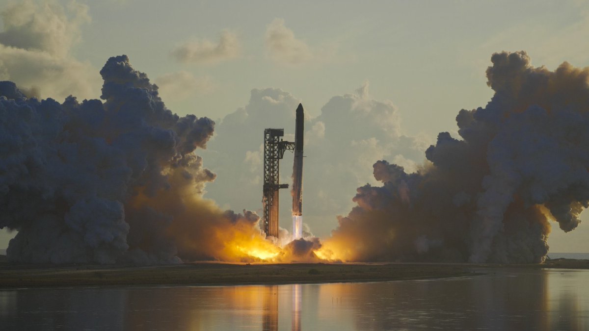 wolverheeheeine's tweet photo. @SpaceX 这几张好震撼，哪张做壁纸更好看呢
各位X上艺术家们
选哪张？ ？？纠结…😐 https://t.co/7mu3I9xN99