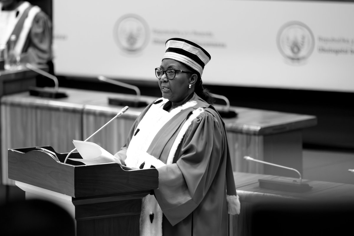 RwandaJudiciary's tweet photo. Icyakora, Inama Nkuru y’Ubucamanza ishobora kwemeza ko umucamanza wakoze ibikorwa by’indashyikirwa mu rwego rw’ubucamanza, ariko utaramaze imyaka 20 mu kazi k’ubucamanza, ugiye mu kiruhuko cy’izabukuru ahabwa izina ry’icyubahiro. https://t.co/JAGVMFiXdp