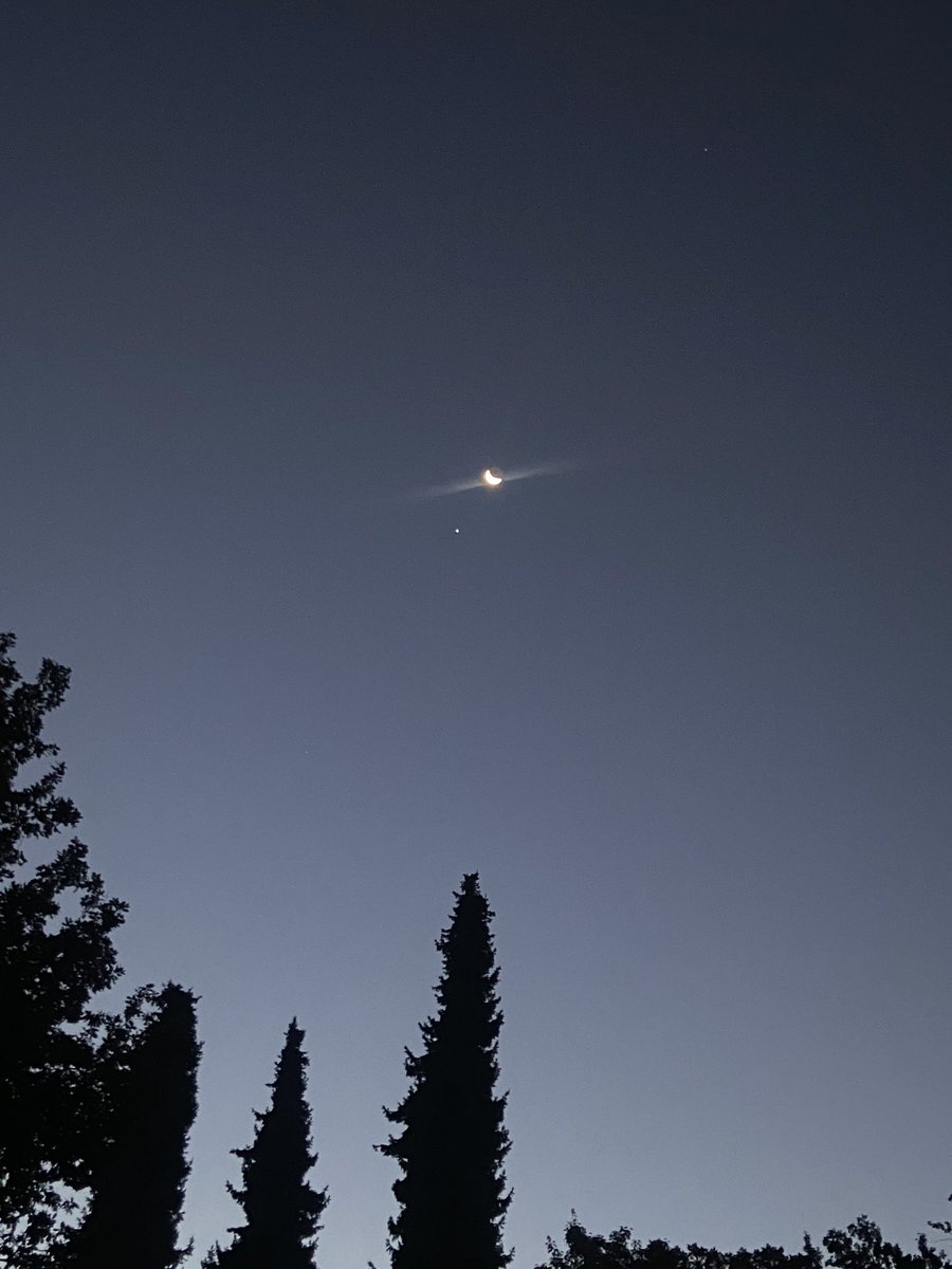 leililatern's tweet photo. Beautiful Moon and Jupiter before sunrise this morning https://t.co/sKbYiC98mg