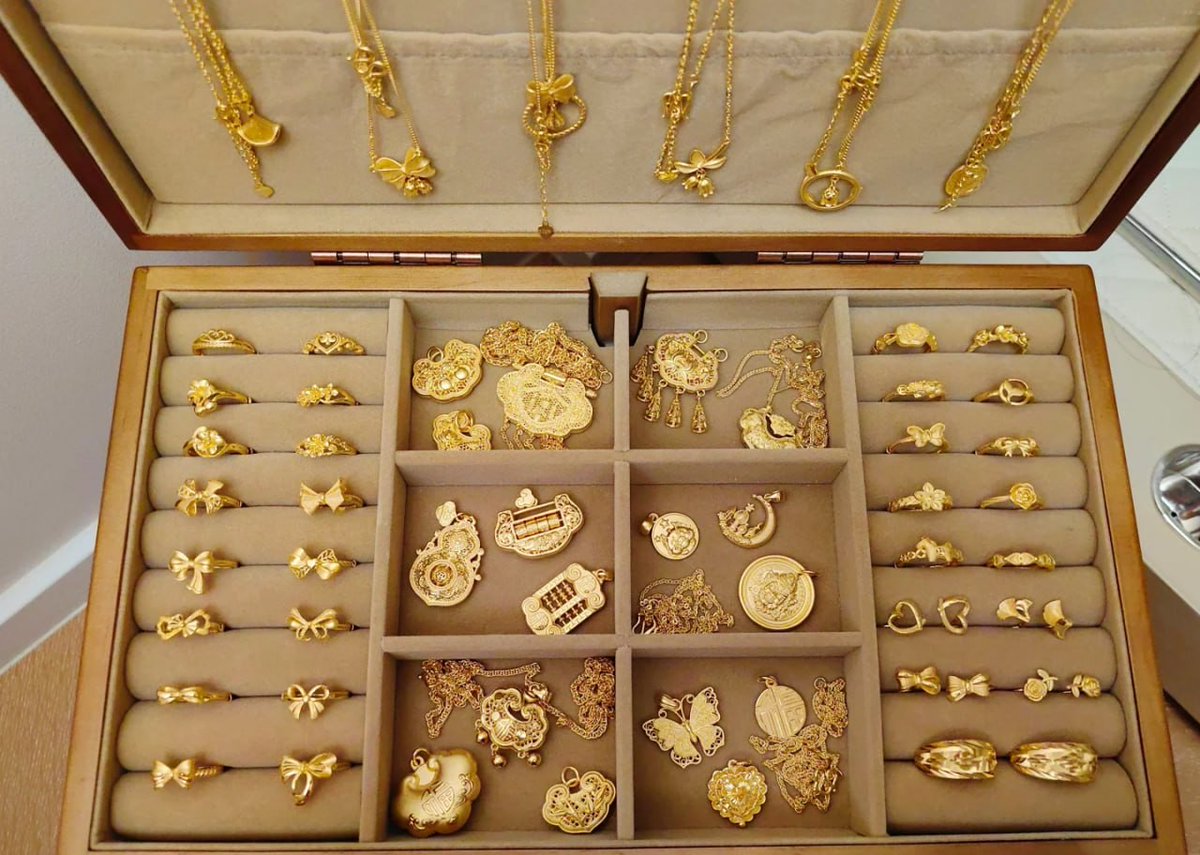 1QEmmaWatson's tweet photo. Take a look at my jewelry collection! https://t.co/aTAUi3RQ1w