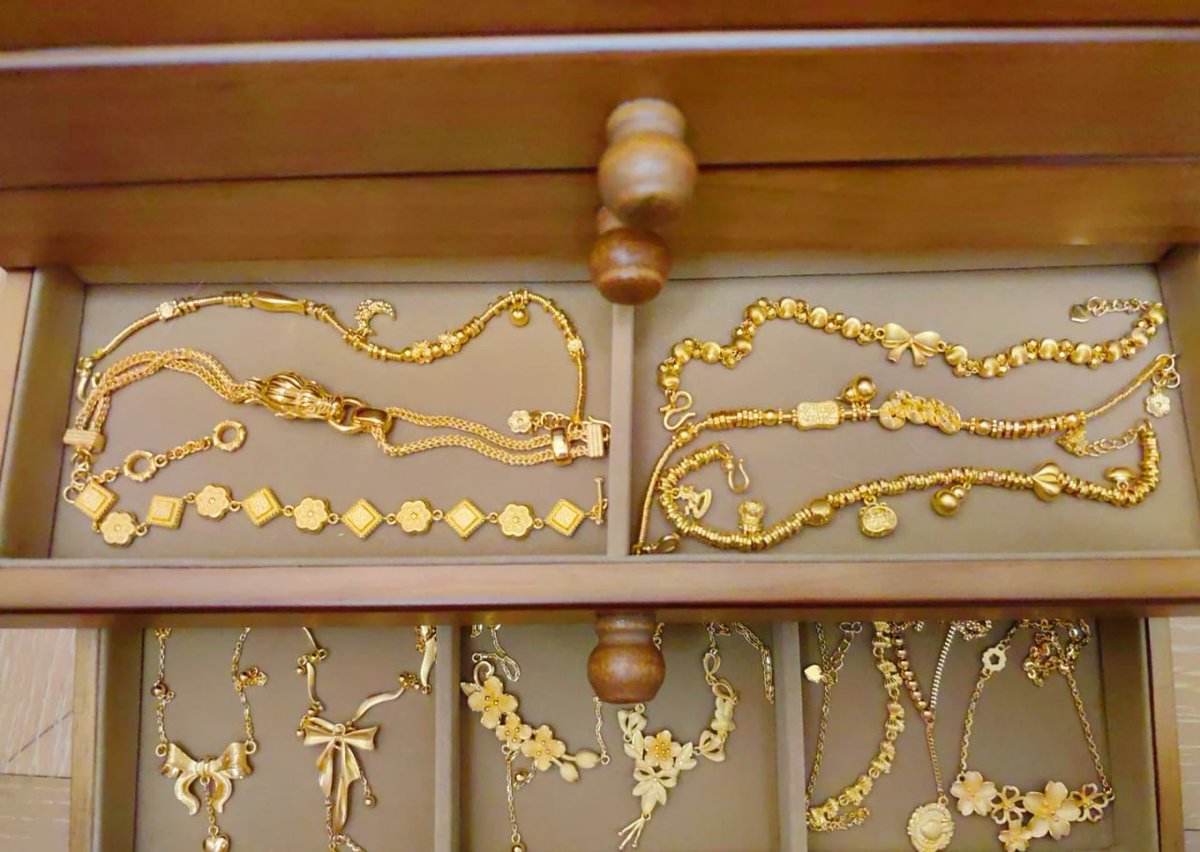 1QEmmaWatson's tweet photo. Take a look at my jewelry collection! https://t.co/aTAUi3RQ1w