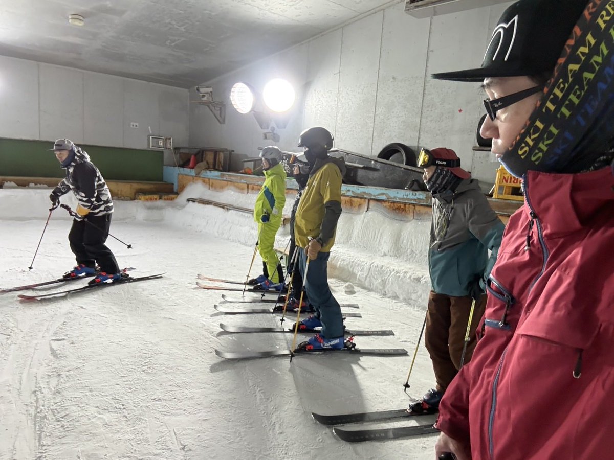 rex_skiteam's tweet photo. 『スノーヴァレッスン』

今日のテーマ
☆ターンの仕上げが甘い人はX脚や内倒を引き起こす！！

でした。。。

皆さん、非常に暑く熱く、レッスン受講いただきました。　　

今日も貸切！
効率の良い練習でした。

スノーヴァレッスンも後3回！
その後はイエティでの山籠り生活1が月！ https://t.co/2Obv6GyCw8
