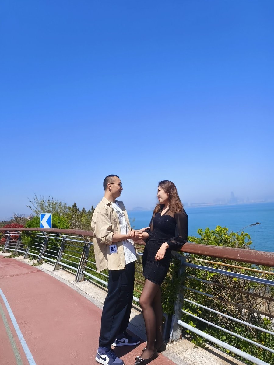 Crypto_token_7's tweet photo. 偶遇一对夫妻，老公帮忙拍照...真和谐 https://t.co/8dxc6cvBIB