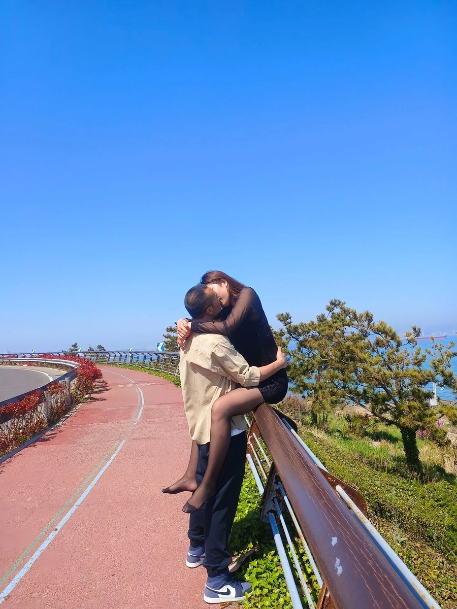 Crypto_token_7's tweet photo. 偶遇一对夫妻，老公帮忙拍照...真和谐 https://t.co/8dxc6cvBIB