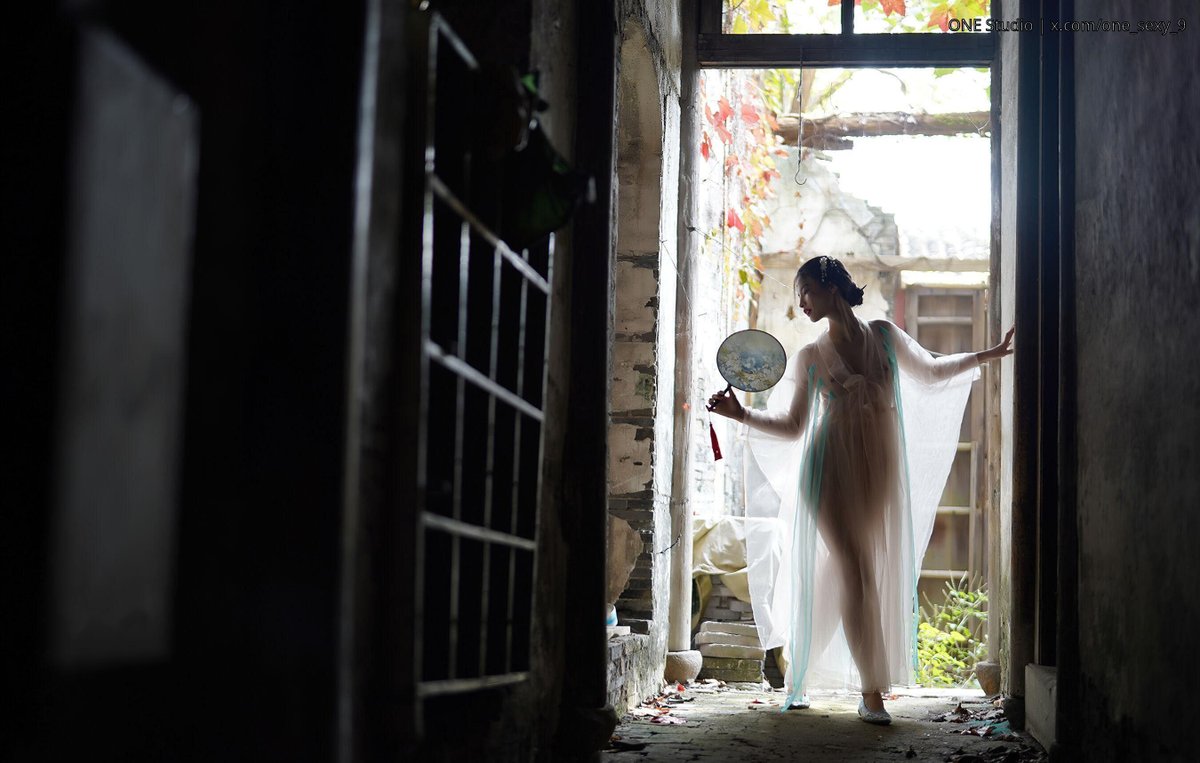 ONE_sexy_9's tweet photo. Finding beauty in every doorway—sometimes you just need to step into a different world.  
#ArtInEveryday #HiddenGems #CreativeVibes #OneStudio https://t.co/Jx3V9Przha