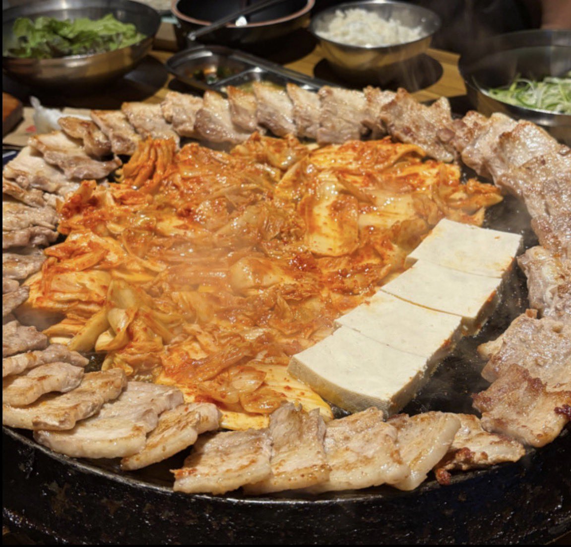 sonsudiggng's tweet photo. 김치의 진실된 맛을 느끼려면 
삼겹살 기름에 튀기듯 먹어야함
맛잘알인 내 말을 들어 나 진지해

기름기 많은 삼겹살을 굽고 그 기름에
김치를 구워 이건 무조건 행복임
맵지도 않고 고소함이 5배로 오른다

한국 여행 시 무쇠김치삼겹 여길 기억해
홍대,명동에 잇어 https://t.co/4IUepVBAWR