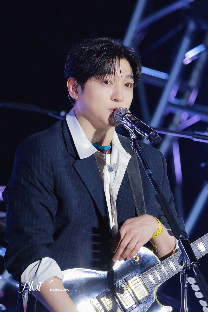 plot_116's tweet photo. 261004 #성진 #박성진 #데이식스 #day6 HQ https://t.co/7qt1V7moSG