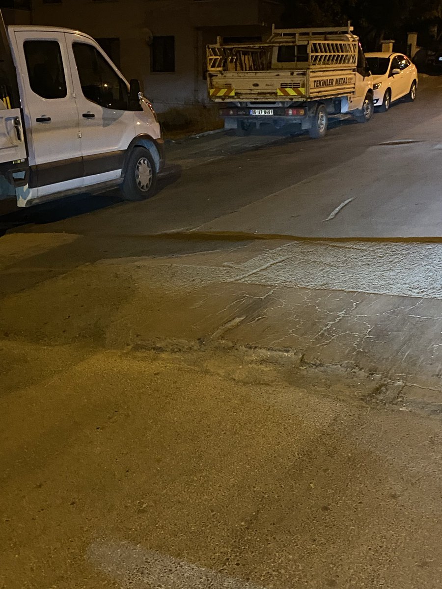 Ankara_Muhtarii's tweet photo. Bakın böyle belediyecilik yapılmaz şu kasisin hali nedir Allah aşkına taşa vuruyoruz resmen kasise gelince şehit cengiz Karaca mahallesi 1048 cadde burası parkın önü derhal gelip düzeltin @mavimasa @mansuryavas06 https://t.co/UYJZ09y8aR