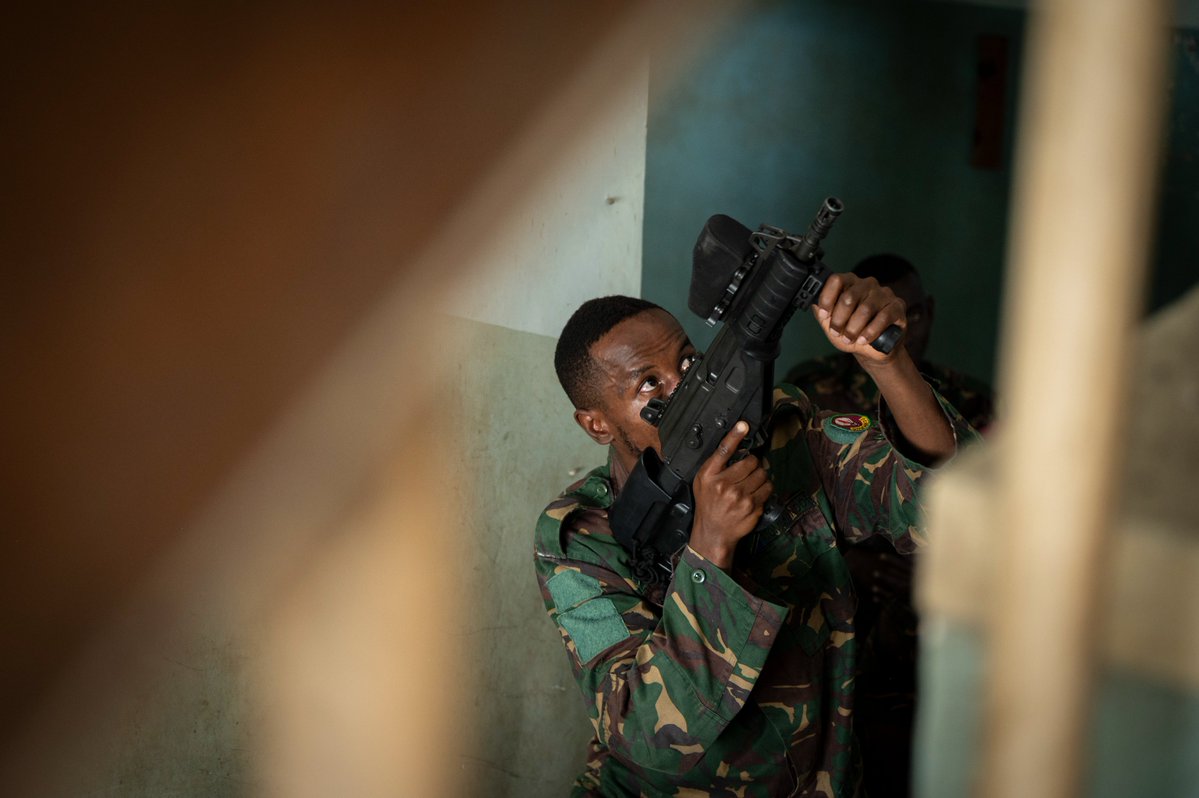 USSOCAF's tweet photo. 🇺🇸🇹🇿#JCET close quarters combat training strengthens the TPDF’s capacity to counter threats and improve the readiness of both forces. @USAfricaCommand @USSOCOM @usembassytz https://t.co/4V2YvqLuV0