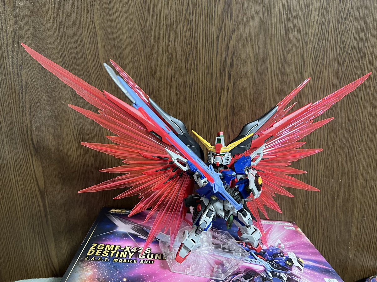 san29182880's tweet photo. MGSDデスティニー完成した。羽デカすぎだしこれ本当にSDなのかと疑うくらい出来がやばいよ https://t.co/vlvwc9MZ9n