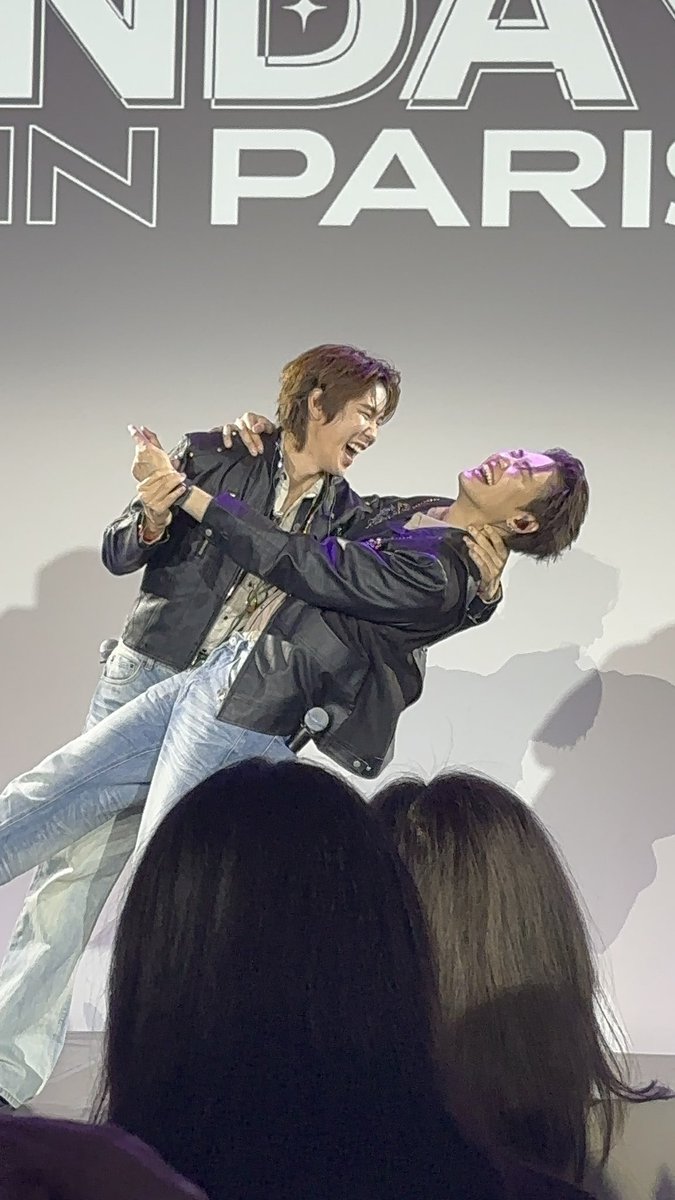 leaxoxoms's tweet photo. So funny 😂

(Some PremBoun moment) 

#BOUNPREMxFANDAY37inPARIS
#FANDAY37inPARIS
#BounPrem https://t.co/U0KnxwyG62