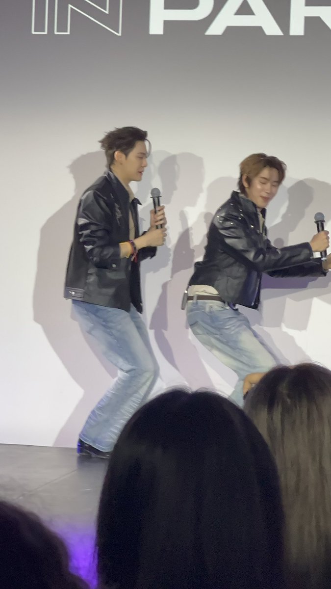 leaxoxoms's tweet photo. So funny 😂

(Some PremBoun moment) 

#BOUNPREMxFANDAY37inPARIS
#FANDAY37inPARIS
#BounPrem https://t.co/U0KnxwyG62