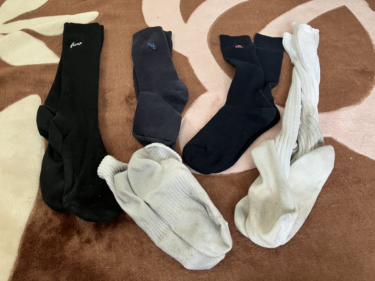 53nrka333's tweet photo. 要らない靴下🧦達✨️
上段左から2番目は売約済！
1番右はルーズソックスで10日くらい
下のくるぶし丈は1週間くらい
それぞれ育成中です✨️
 #靴下売ります #ルーズソックス https://t.co/msfys4pupV