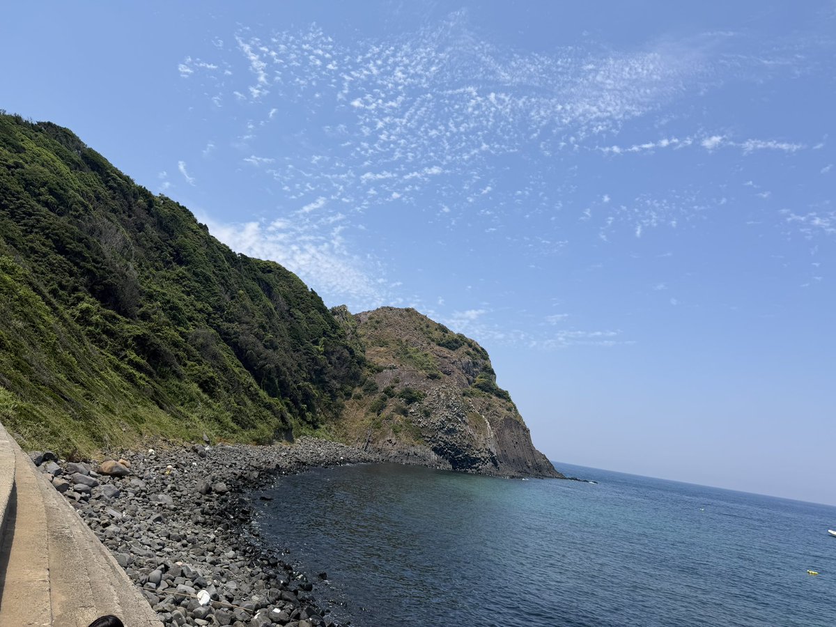 syuri7772's tweet photo. @marutxt1205 通りすがりに失礼致します。
福岡より糸島という場所の海をお届けします。
トトロの森、と呼ばれる森も一緒に。
少しでも休まれば幸いです。
心穏やかに過ごせますようにお祈りしております。 https://t.co/hWMPLGYd3Y