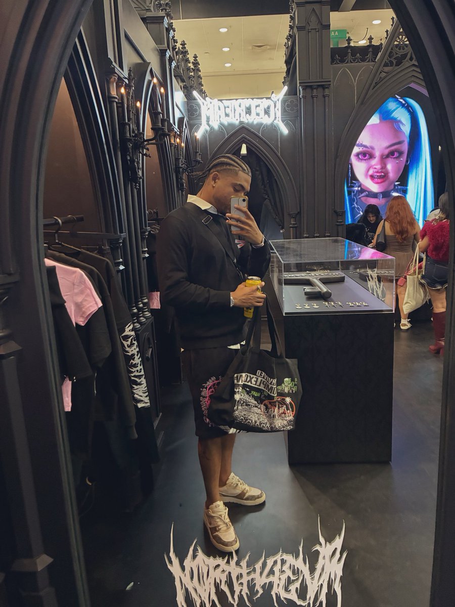 lilkingkoi's tweet photo. #complexcon https://t.co/WNVslbpZei