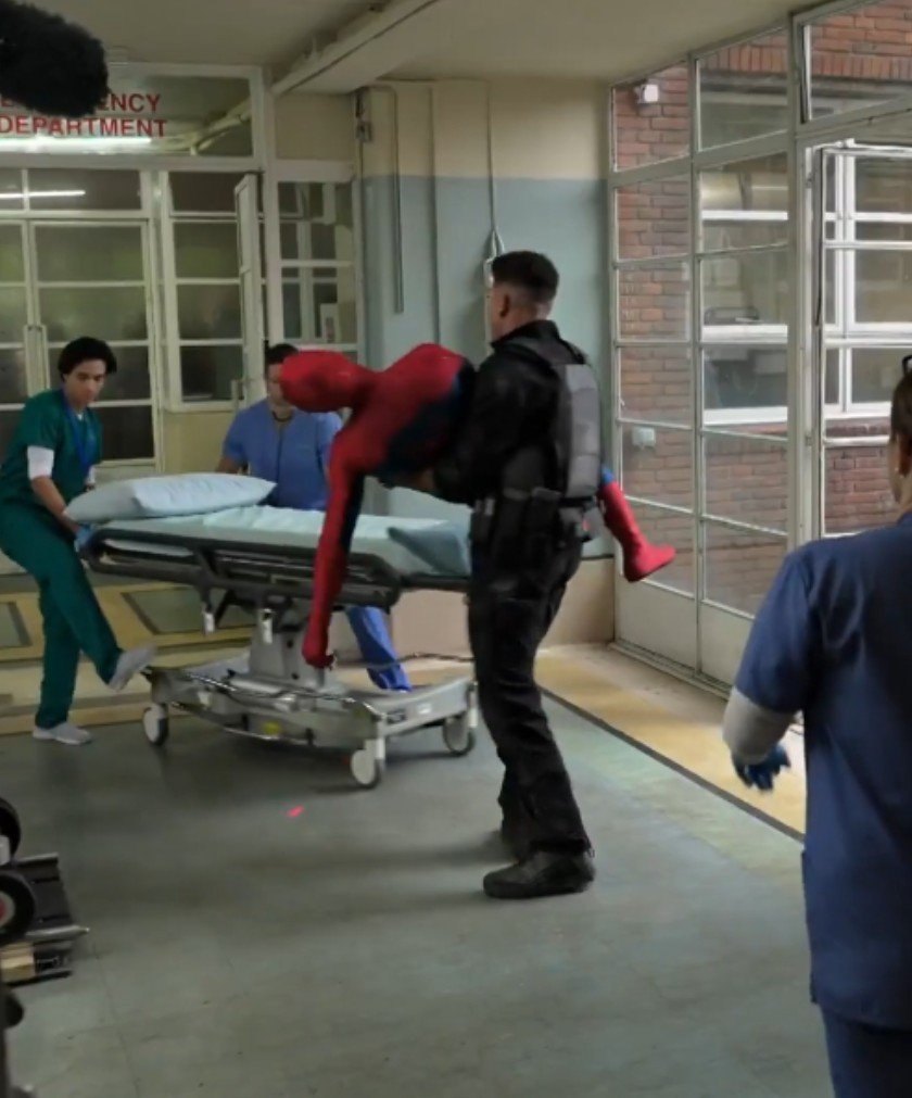 xpoisonousxx's tweet photo. did jon really carry tom with no wire? he's strong strong fr

#spideyskull #peterfrank https://t.co/PuhO6qAcQg