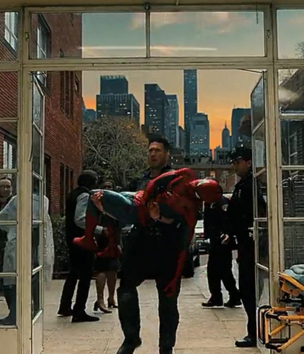 xpoisonousxx's tweet photo. did jon really carry tom with no wire? he's strong strong fr

#spideyskull #peterfrank https://t.co/PuhO6qAcQg