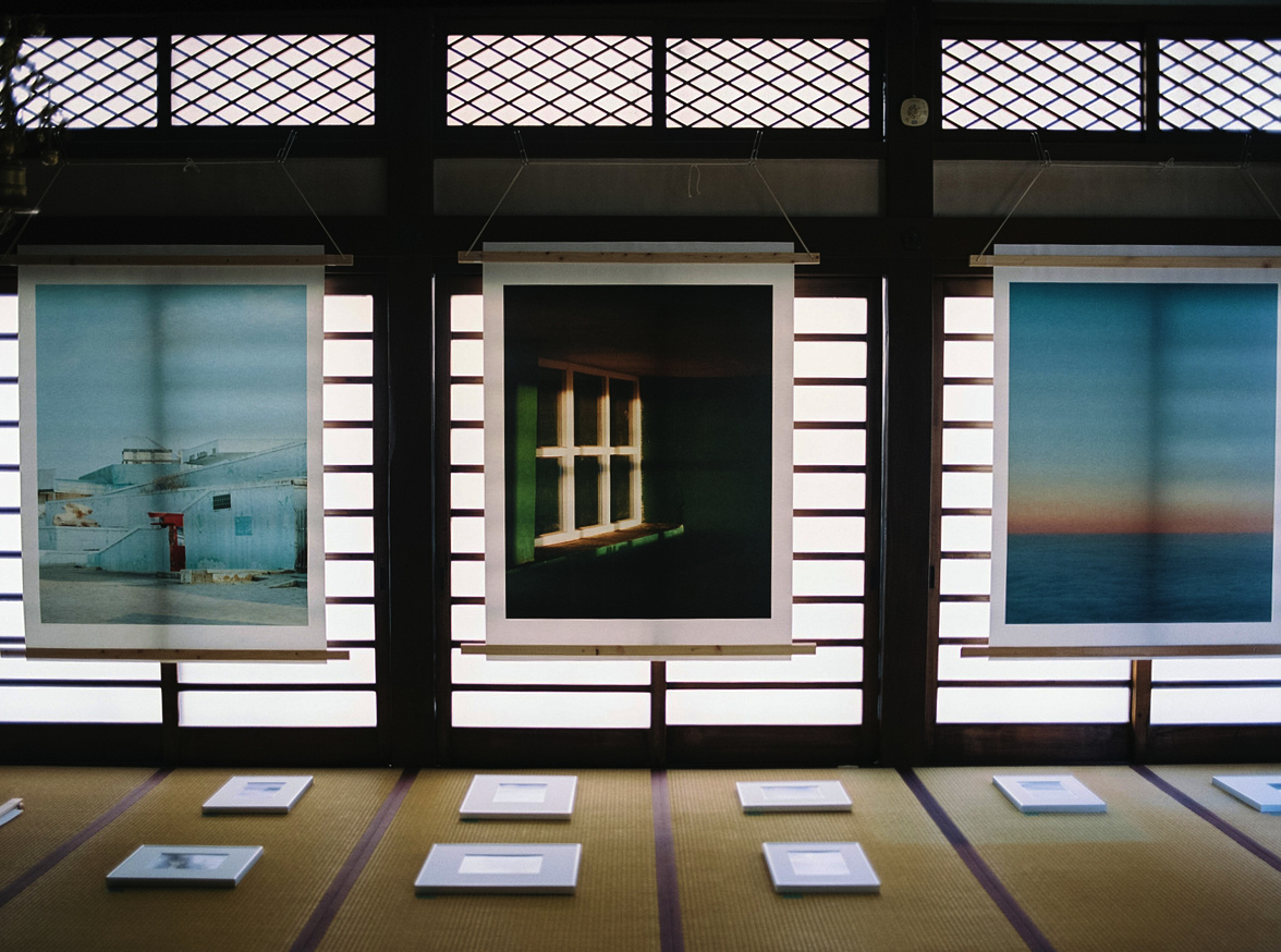 7shikiwakko's tweet photo. 今更、休学中に制作した写真集の個展「空想は在る」を振り返る記事を書きました。 寺の本堂を貸りて、訪れた21カ国の旅路や記録を展開する展示、良かった。そして写真集が250冊以上売れたので、これから何をする？という話もしてます。

個展「空想は在る」を振り返ってみる｜https://t.co/iJui3qfrVe https://t.co/9SLWvz4n3N