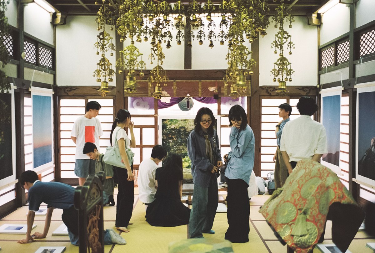 7shikiwakko's tweet photo. 今更、休学中に制作した写真集の個展「空想は在る」を振り返る記事を書きました。 寺の本堂を貸りて、訪れた21カ国の旅路や記録を展開する展示、良かった。そして写真集が250冊以上売れたので、これから何をする？という話もしてます。

個展「空想は在る」を振り返ってみる｜https://t.co/iJui3qfrVe https://t.co/9SLWvz4n3N