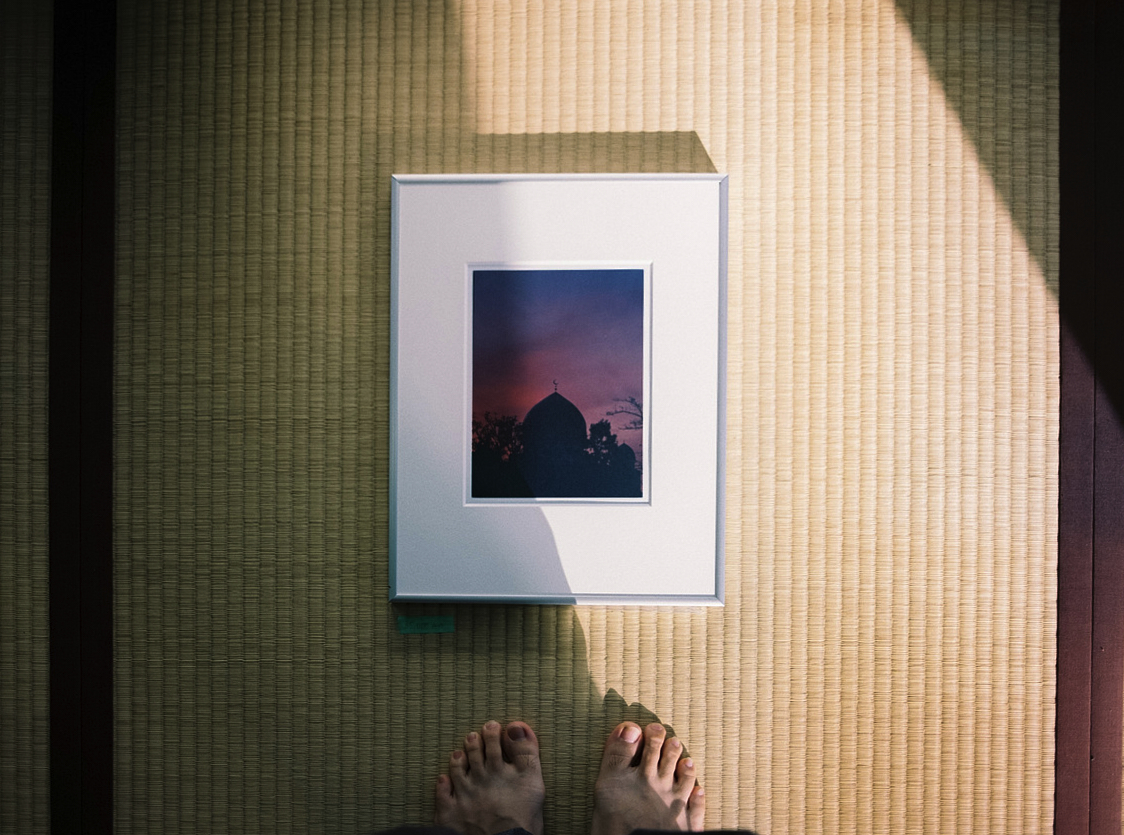 7shikiwakko's tweet photo. 今更、休学中に制作した写真集の個展「空想は在る」を振り返る記事を書きました。 寺の本堂を貸りて、訪れた21カ国の旅路や記録を展開する展示、良かった。そして写真集が250冊以上売れたので、これから何をする？という話もしてます。

個展「空想は在る」を振り返ってみる｜https://t.co/iJui3qfrVe https://t.co/9SLWvz4n3N