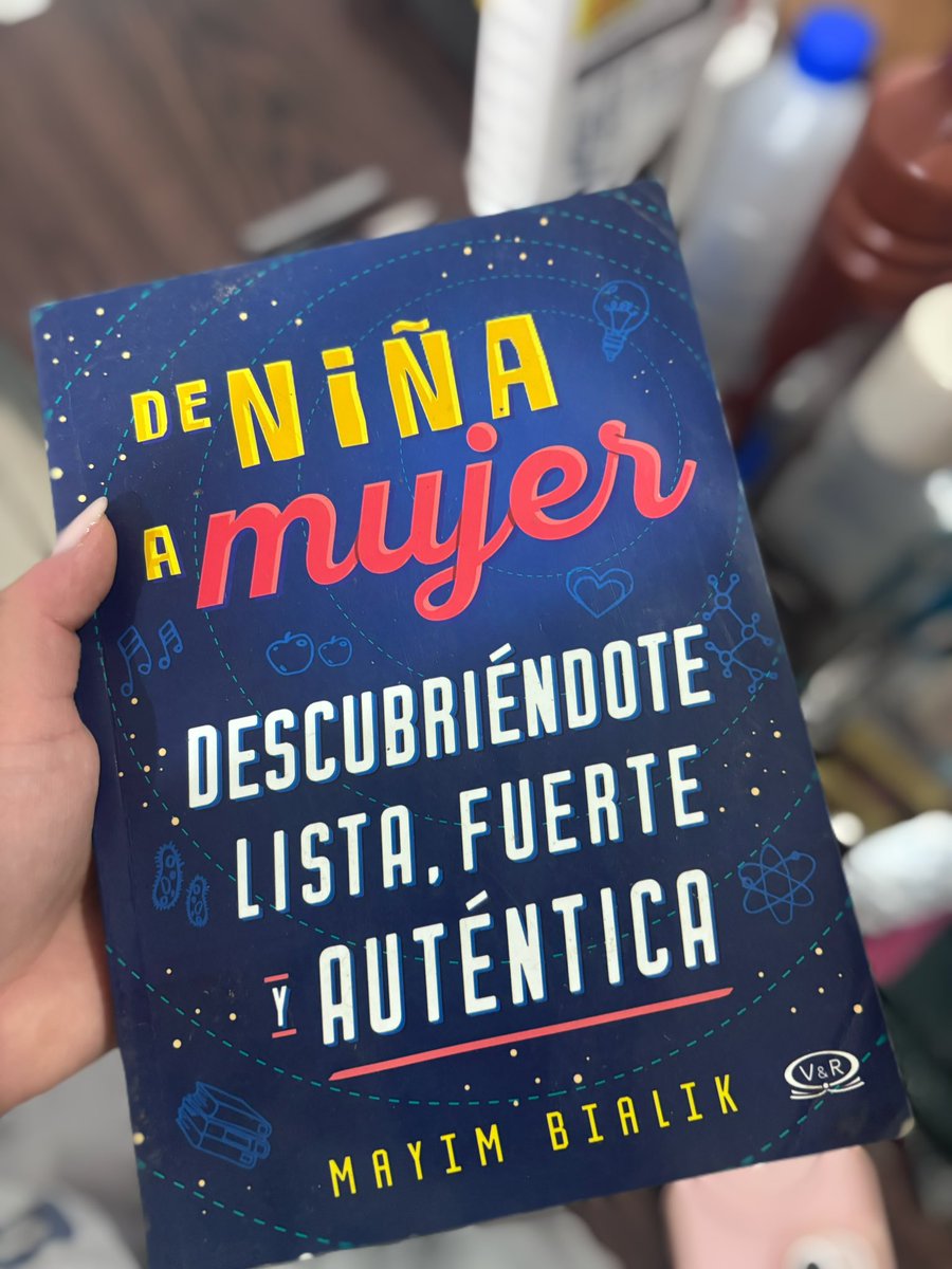 karina_garr's tweet photo. mi papá comprando 👇 para intentar entender la cabeza de sus dos hijas es todo lo que está bien en el mundo https://t.co/yRYVv6m3az