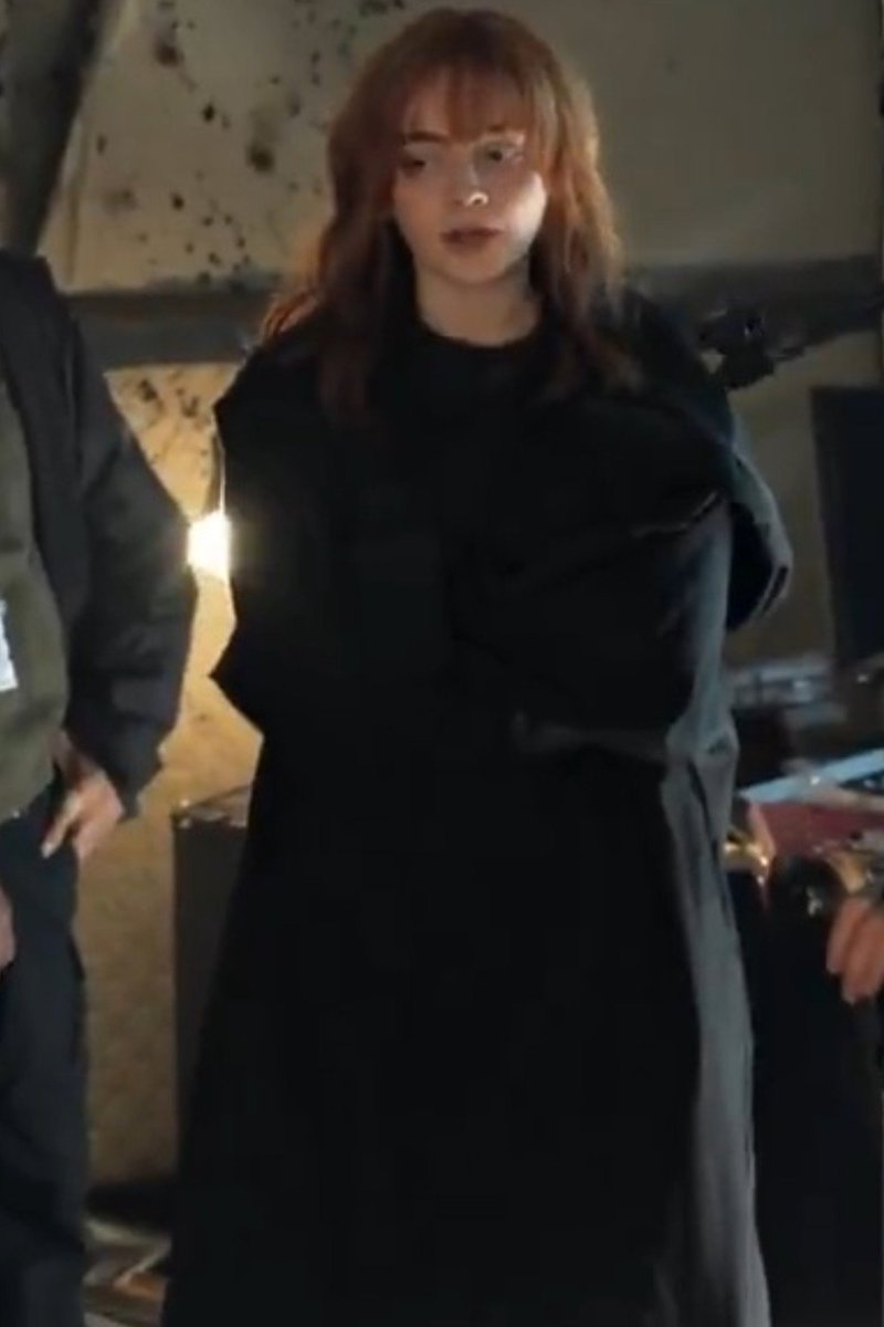 sinks_radz's tweet photo. Wait she looks so gorgeous in that black outfit paired with bangs woww ✨️ https://t.co/8UognJepTg